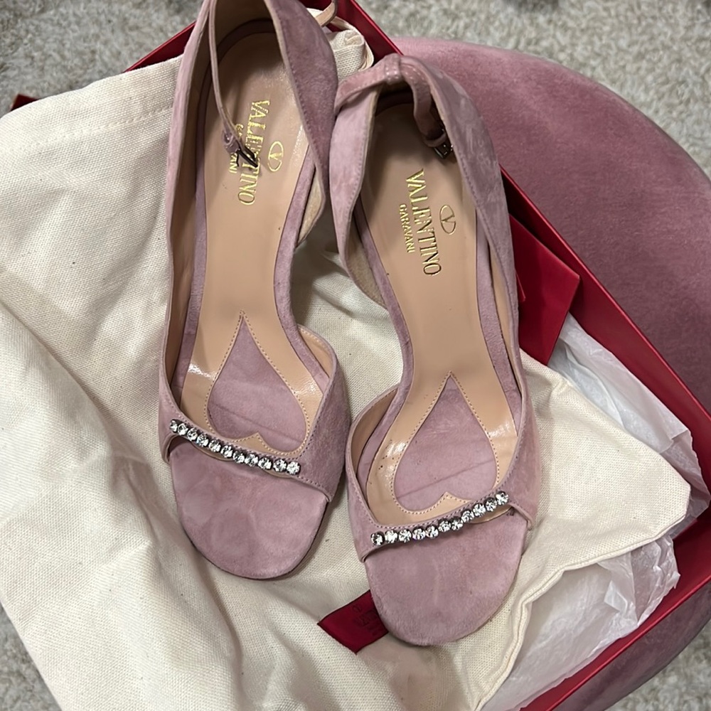 Beautiful Red Valentino Garavani heels, in great used condition like new.